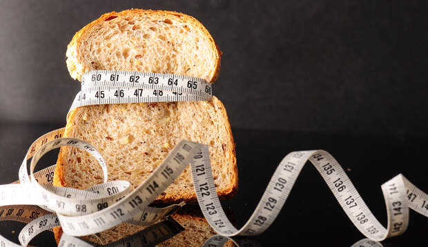 Eiweißbrot enthält jede Menge Fett, aber wenig Kohlenhydrate