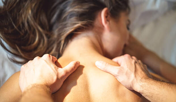 Erotische Massage: Massieren Sie den Nacken und Rücken mit beiden Händen