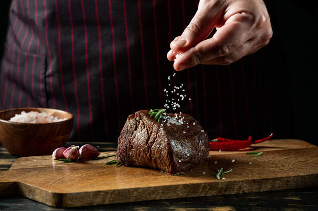 Es gibt 3 ideale Zeitpunkte, um das Fleisch zu salzen