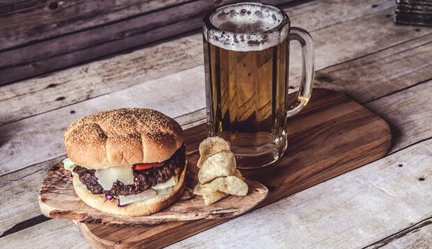 Falsches Food: Nicht das Trinken ist Schuld, eher das viele Essen
