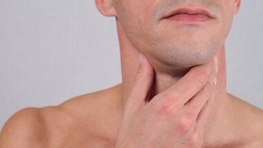 Fehlfunktionen der Schilddrüse äußern sich oft durch eine Vergrößerung, die man am Hals spüren kann