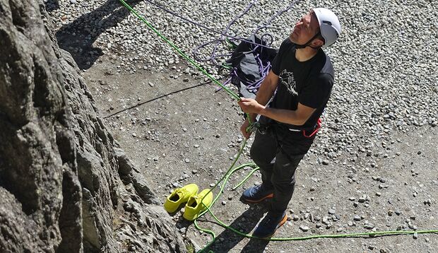 Felsklettern: Einsteiger sollten einen Schwierigkeitsgrad niedriger als in der Halle starten