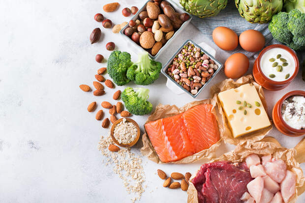 Fisch, Käse, Fleisch, Hülsenfrüchte, und Gemüse und enthalten Proteine