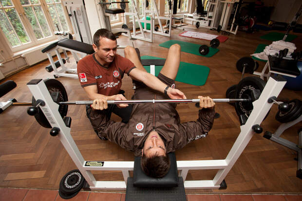 Florian Bruns im Kraftraum mit dem Team-Athletiktrainer Dr. Pedro Gonzalez