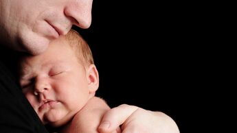 Frisch gewordene Väter haben einen niedrigeren Testosteron-Level als vor der Geburt des Kindes
