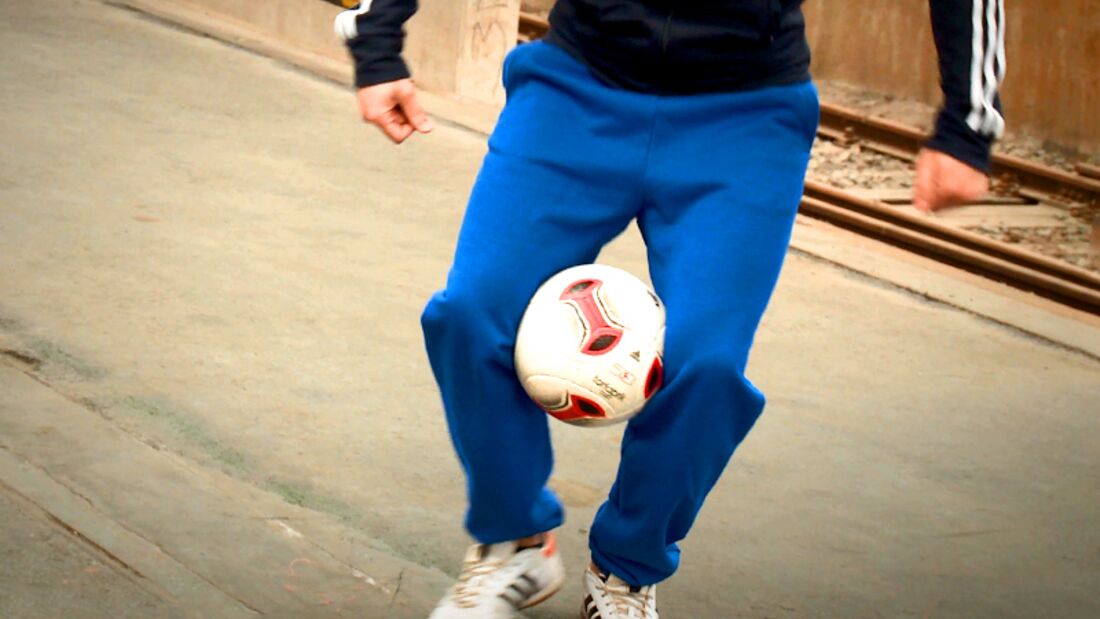 Fußball-Freestyle-Tricks lernen im Video: Knees Hold