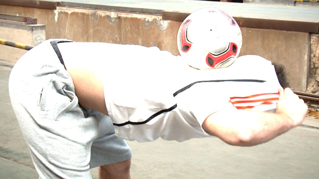 Fußball-Freestyle-Tricks lernen im Video: T-Shirt-Trick