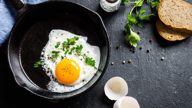 Gesunde Nährstoffe wie Vitamin A findest du vor allem im Eigelb