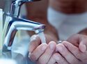 Händewaschen schützt vor Ansteckung mit Viren und Bakterien.