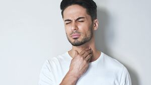 Halsschmerzen sind ein häufiges Symptom einer Erkältung oder Corona-Infektion