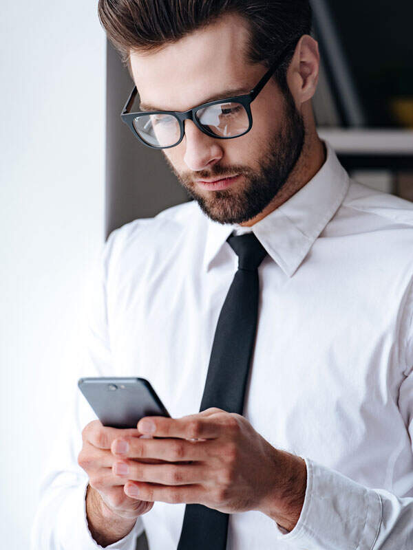 Halten Sie zirka 40 Zentimeter Abstand zu Ihrem Smartphone