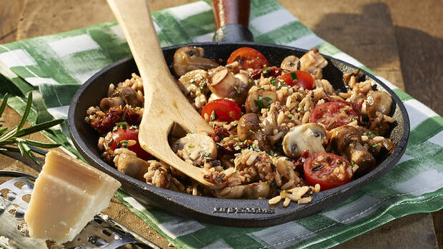 Herzhafte Hackfleisch-Reis-Pfanne mit Pilzen und Tomaten