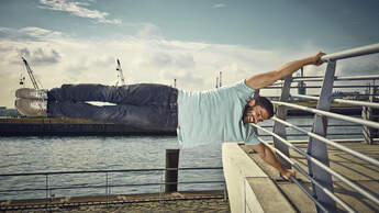 Hissen Sie beim Street-Workout die Human Flag!