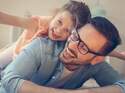 Horizontal Parenting: Die Kinder werden bespaßt, während man selbst die Füße hochlegt