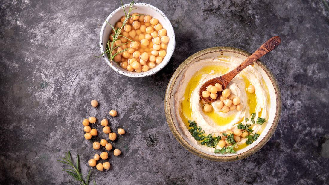 Hummus 4 Grunde Den Kichererbsen Dip Ofter Zu Essen Men S Health