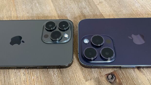 IPhone 13 Pro (links) und 14 Pro im Vergleich: Das iPhone 14 Pro ist etwas schwerer, auch die 3 Linsen sind größer geworden