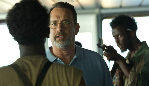 In „Captain“ Phillips“ steht Tom Hanks als Kapitän eines Containerschiffs einer Gruppe somalischer Piraten gegenüber