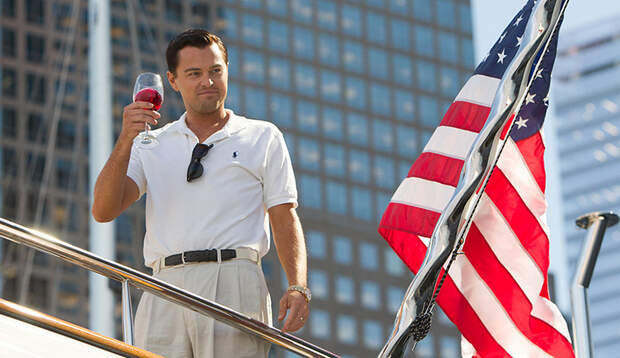 In „The Wolf Of Wall Street“ spielt Leonardo DiCaprio einen windigen Finanzhai, der sich Millionen ergaunert