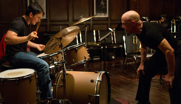 In „Whiplash“ will sich ein junger Drummer in einer Musikschule ganz nach oben trommeln