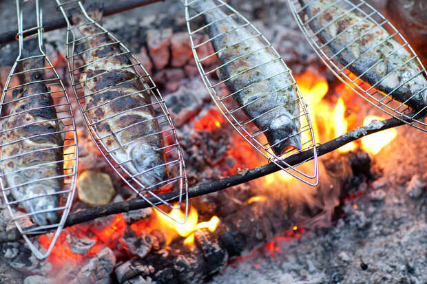 In speziellen Fischzangen grillt sich der Fisch fast von allein