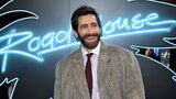 Jake Gyllenhaal lächelt in die Kamera auf dem Special Screening in London für "Road House"