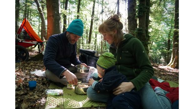 Jana und Patrick Heck beim frühstücken im Wald