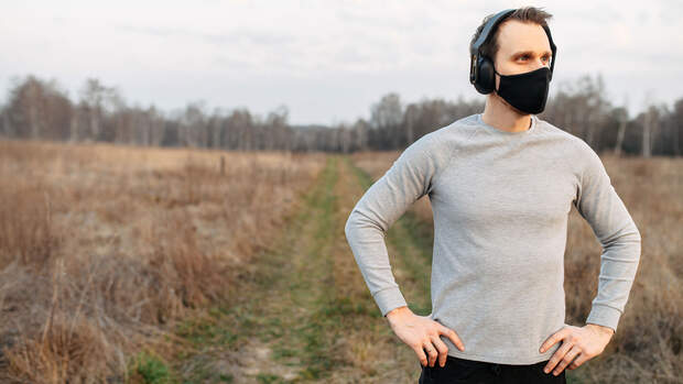 Joggen mit Mund-Nasen-Schutz schützt andere für den Fall, dass du unwissentlich mit dem Covid-19-Virus infiziert bist