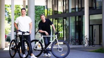 Joko Winterscheidt und Andy Weinzierl posen mit ihren E-Bikes