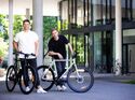 Joko Winterscheidt und Andy Weinzierl posen mit ihren E-Bikes