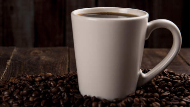 Kaffee verfärbt die Zähne