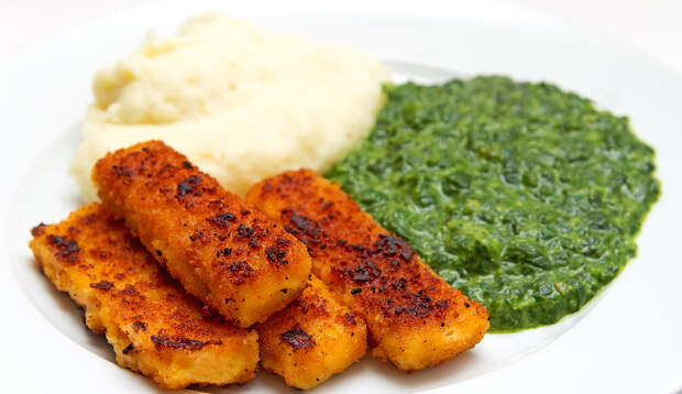 Kartoffelpüree mit Spinat und Fischstäbchen