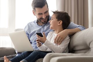 Kinder brauchen einen Vater, der mit ihnen gemeinsam das Internet erkundet und erklärt