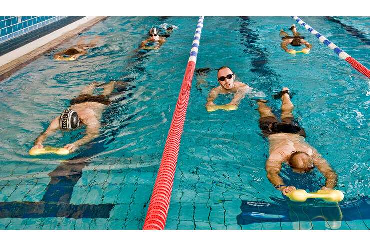 Trainingsplan Schwimmen So Geht S Men S Health