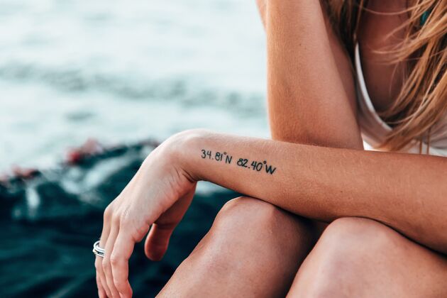 Nacken frauen tattoos Filigrane Tattoos
