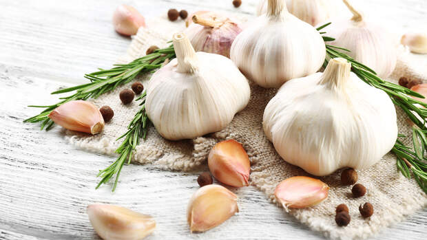 Knoblauch schmeckt intensiv und verleiht vielen Gerichten einen aromatischen Geschmack