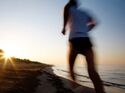 Läufer am Strand beim Sonnenuntergang