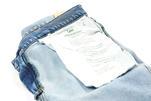 Jeans nach schwarze waschen flecken weiße Weiße Flecken