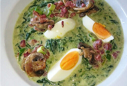 Low Carb: Spinatsuppe mit Bacon und Ei