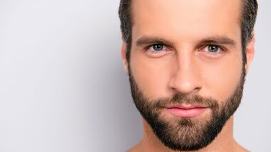 Männerhaut entwickelt auch nach der Pubertät oft noch Mitesser