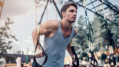 Mann beim Training im Outdoorgym