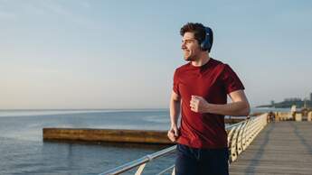 Mann joggt mit Kopfhörern