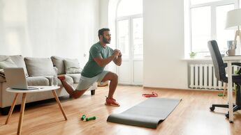 Mann macht ein Home-Workout