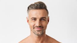 Mann mit grauen Haaren