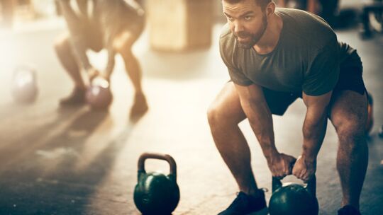 Mann trainiert mit Kettlebell