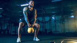 Mann trainiert mit einer Kettlebell