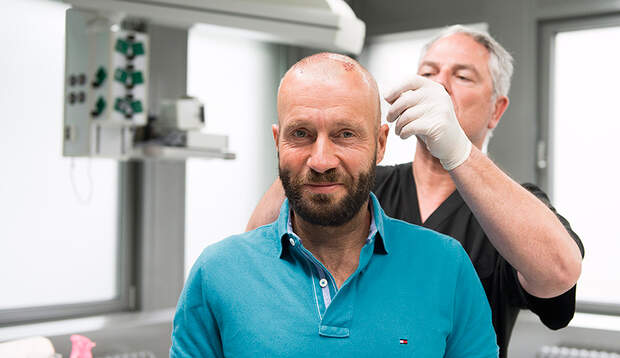 Men's Health Redakteur Oliver nach der Haartransplantation