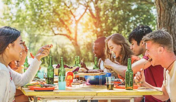 Mit Freunden gemeinsam den Abend beim BBQ ausklingen lassen – unbezahlbar