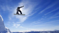 Mit dem Brett in den Schnee