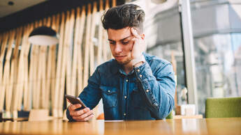 Mit dem Smartphone quatschen, mailen, chatten – das schwächt nicht nur den Akku, sondern auch deine Gesundheit