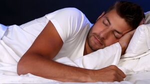Mit entspannender Musik aus Sleepbuds oder Schlafkopfhörer schläft man besser ein.